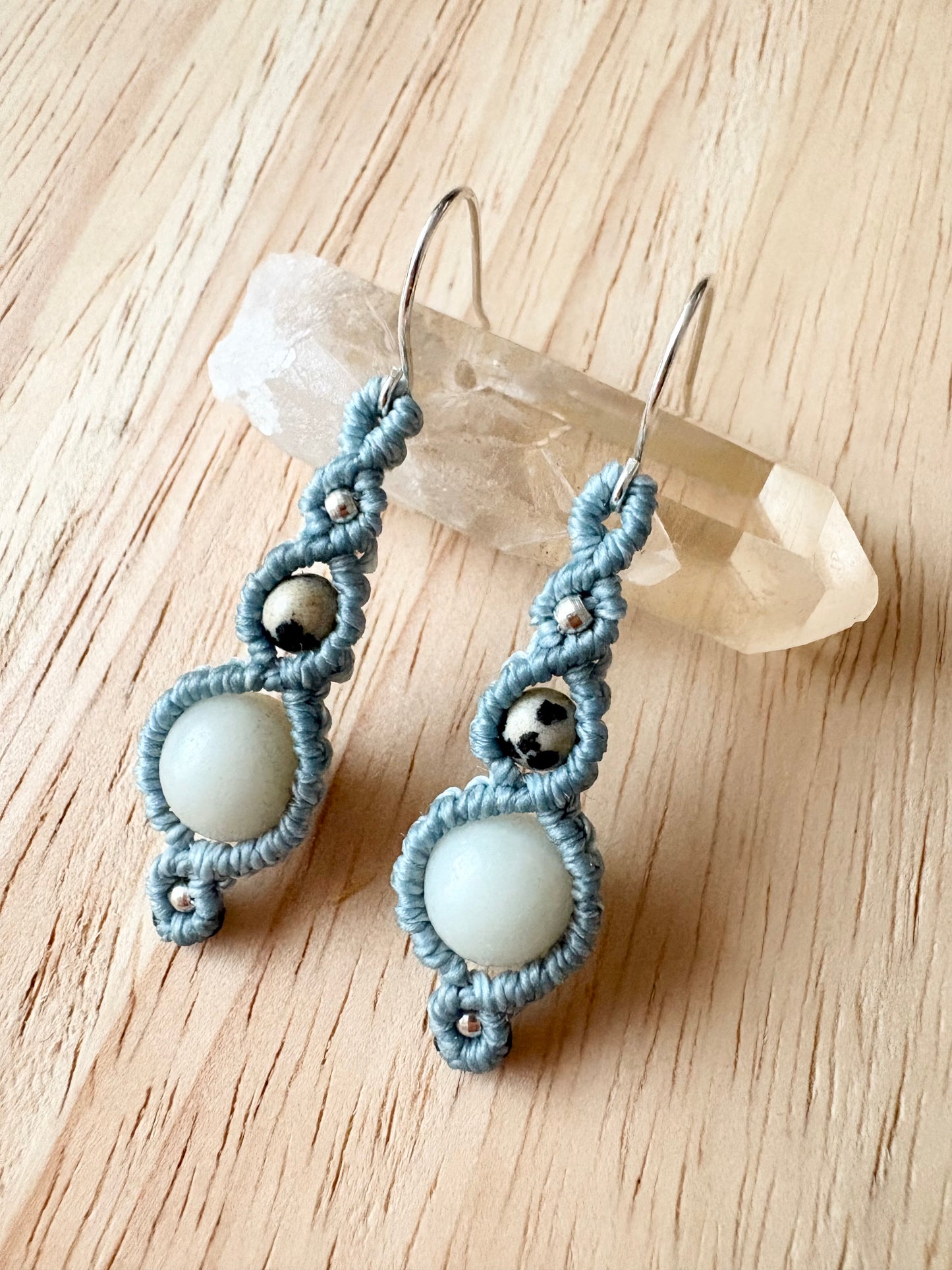 Handgemaakte macramé oorbellen - amazoniet & dalmatiër  jaspis