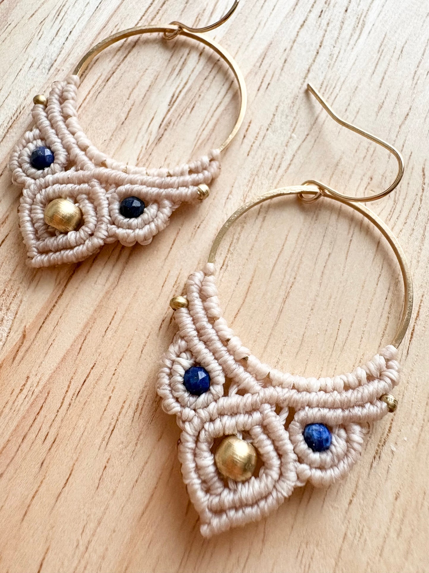 Blue horizon - Handgemaakte macramé oorbellen - lapis lazuli