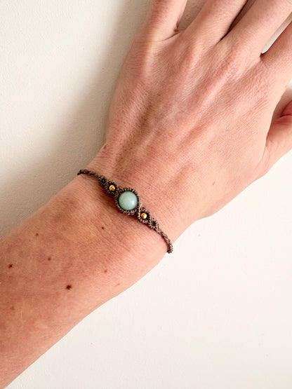 Handgemaakte macramé armband met amazoniet