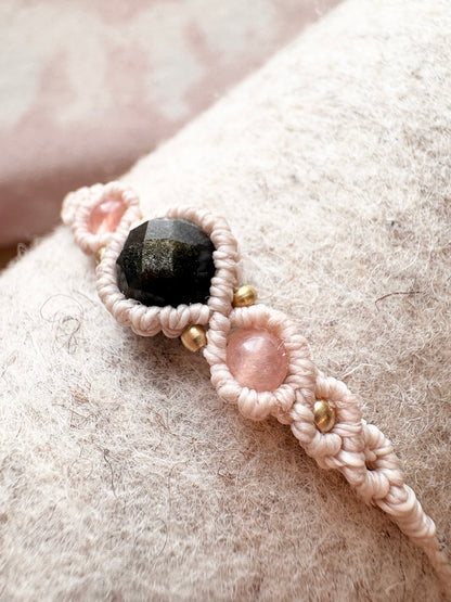 Handgemaakte macramé armband met gouden onyx en zonnesteen
