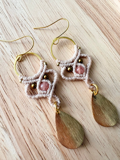 Blush & light - Handgemaakte macramé oorbellen met zonnesteen en hematiet