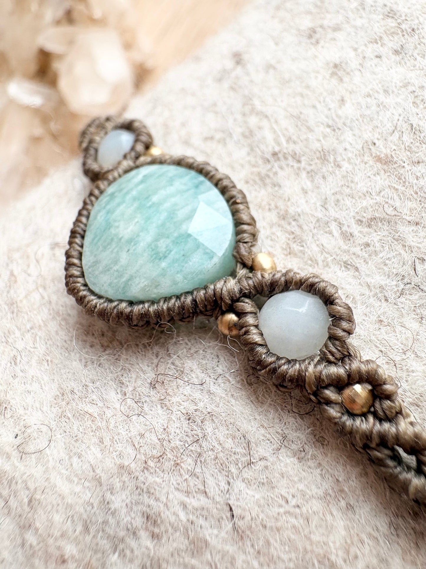 Handgemaakte macramé armband met druppel amazoniet edelsteen