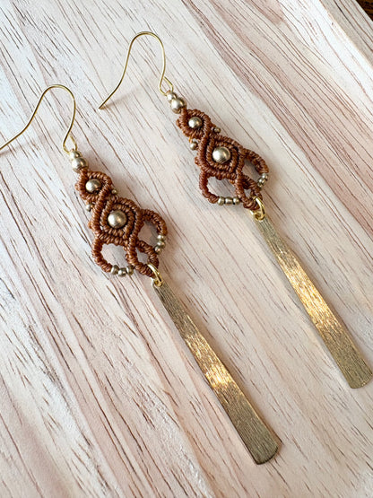 Golden rhythm - Lange handgemaakte macramé oorbellen met messing kralen en hanger